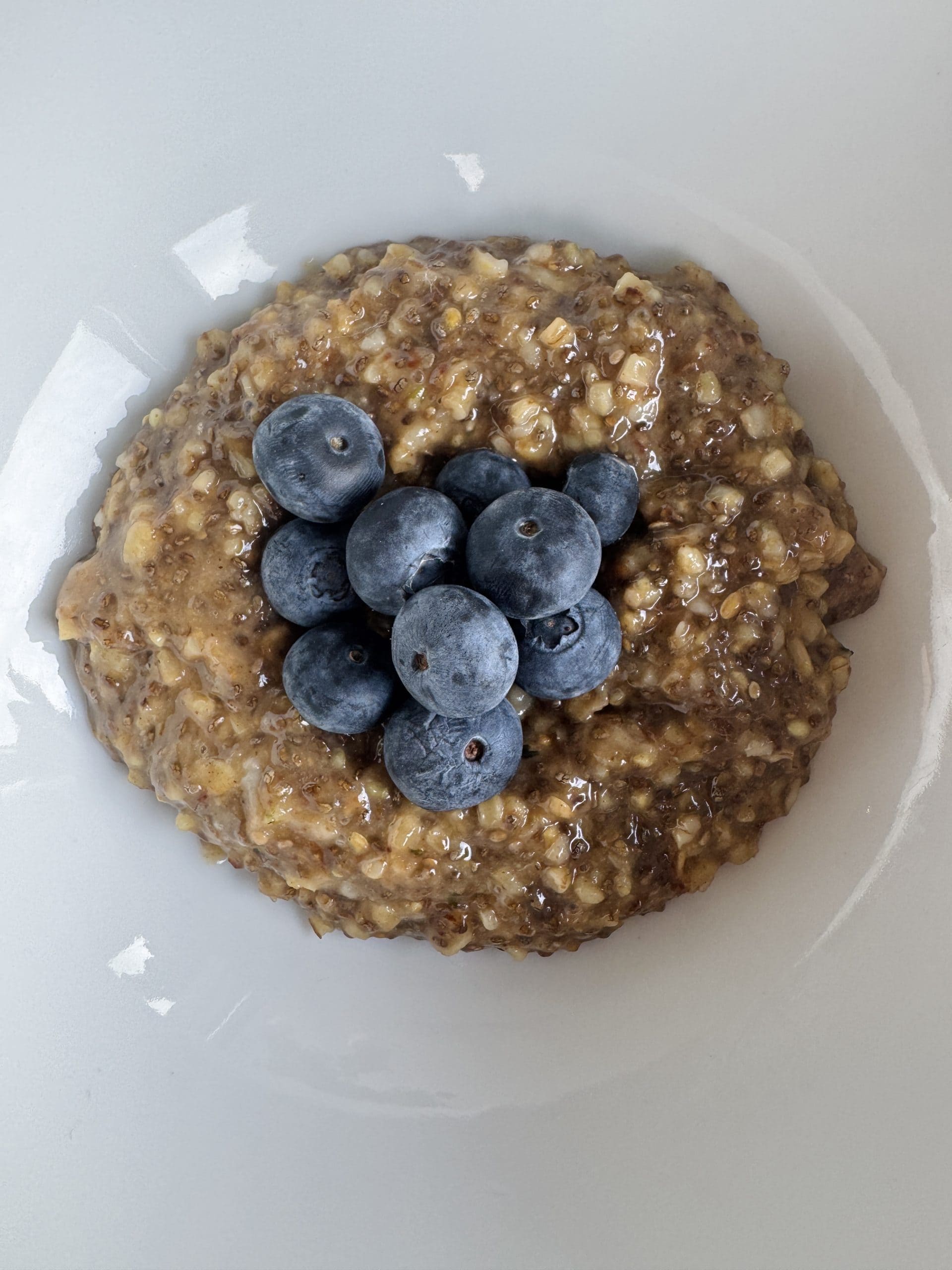 8 plants porridge with berries on top